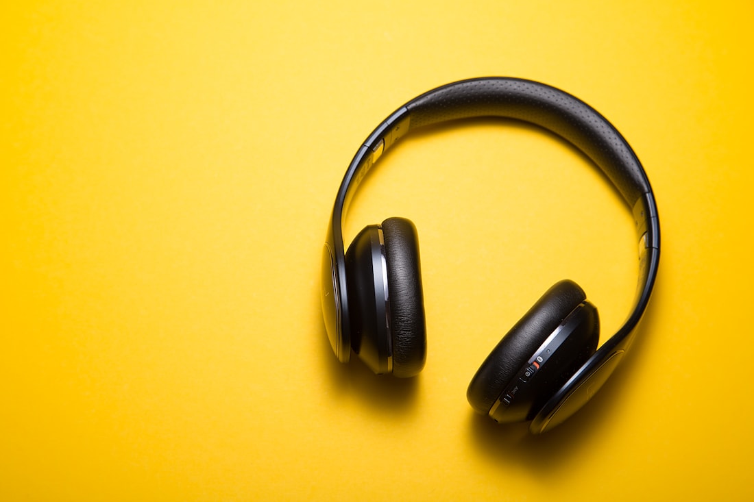 Auriculares inalámbricos fotografiados desde arriba