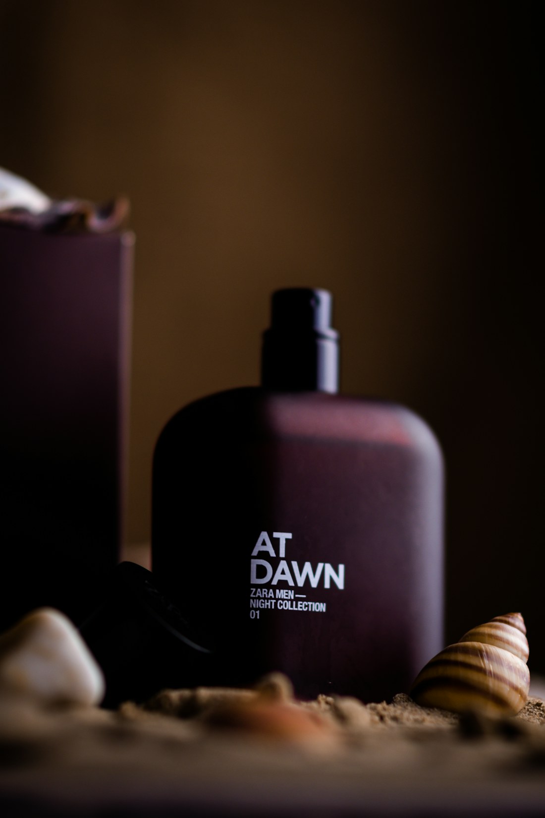 Frasco de perfume sobre superficie clara